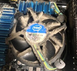 PCファン周りのホコリ